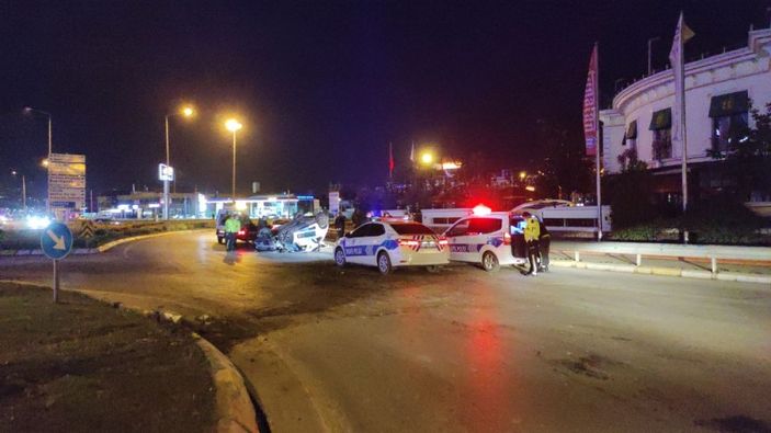 i Sakarya takla atıp hurdaya dönen aracın sürücüsü hafif yaralı kurtuldu