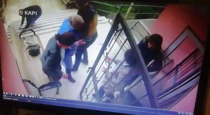 İzmir'de sağlıkçılara hakaret eden kişiyi ambulans şoförü etkisiz hale getirdi