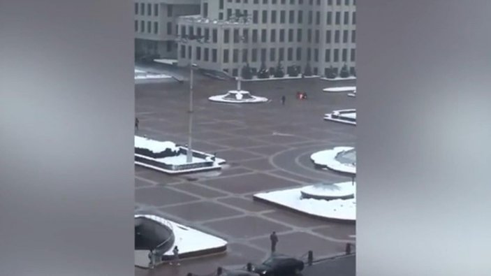 Belarus'ta bir kişi hükümet binasının önünde kendini ateşe verdi -1