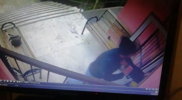 İzmir'de sağlıkçılara hakaret eden kişiyi ambulans şoförü etkisiz hale getirdi