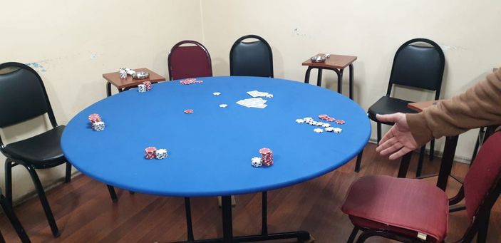 Kağıthane'de kumar baskını; 16 kişiye 55 bin lira ceza kesildi -1