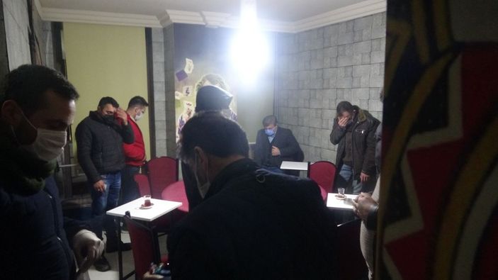 Kısıtlamada iş yerinde kumar oynayan 16 kişiye, 72 bin 872 lira ceza -4
