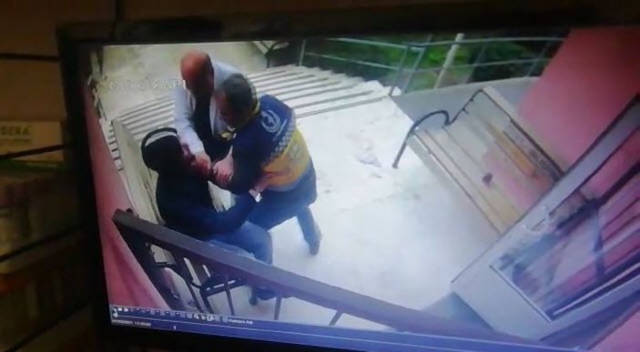 İzmir'de sağlıkçılara hakaret eden kişiyi ambulans şoförü etkisiz hale getirdi