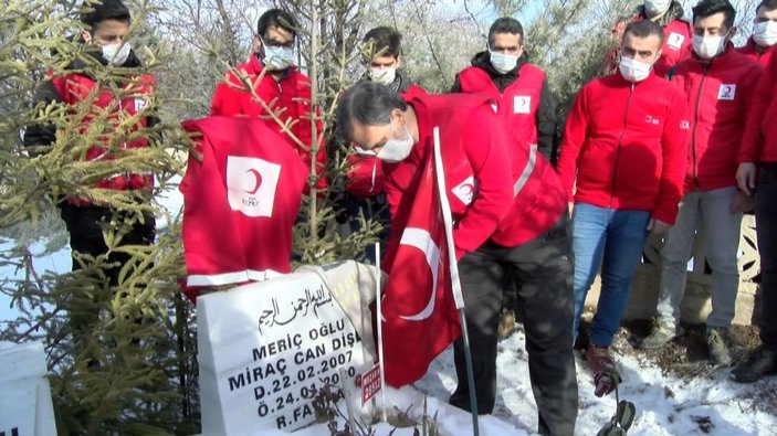 Elazığ'daki depremde hayatını kaybedenler, mezarları başında anıldı -2