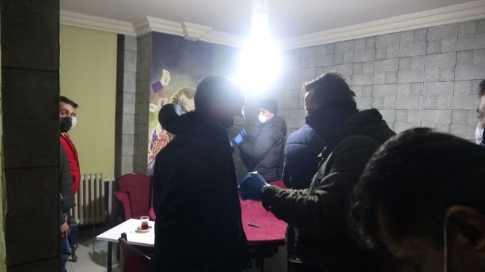 Kısıtlamada iş yerinde kumar oynayan 16 kişiye, 72 bin 872 lira ceza -2