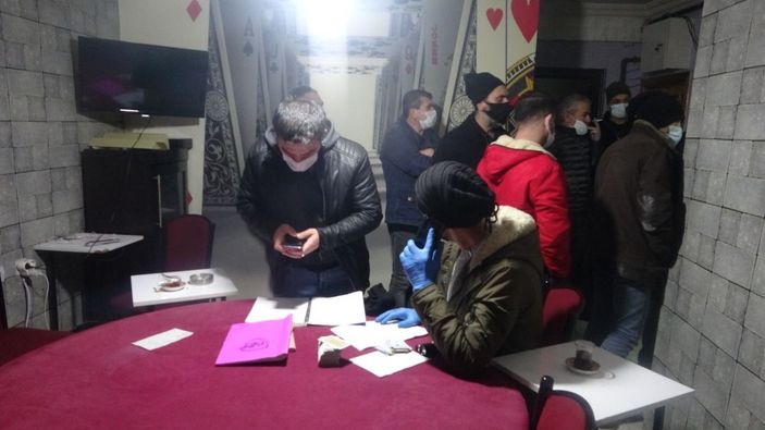 Kısıtlamada iş yerinde kumar oynayan 16 kişiye, 72 bin 872 lira ceza -1