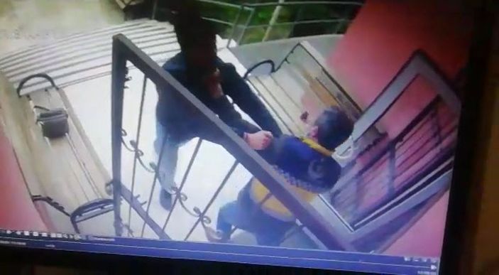 İzmir'de sağlıkçılara hakaret eden kişiyi ambulans şoförü etkisiz hale getirdi