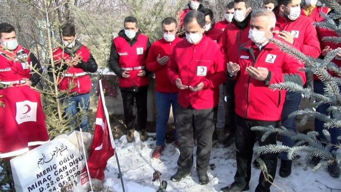 Elazığ'daki depremde hayatını kaybedenler, mezarları başında anıldı -1