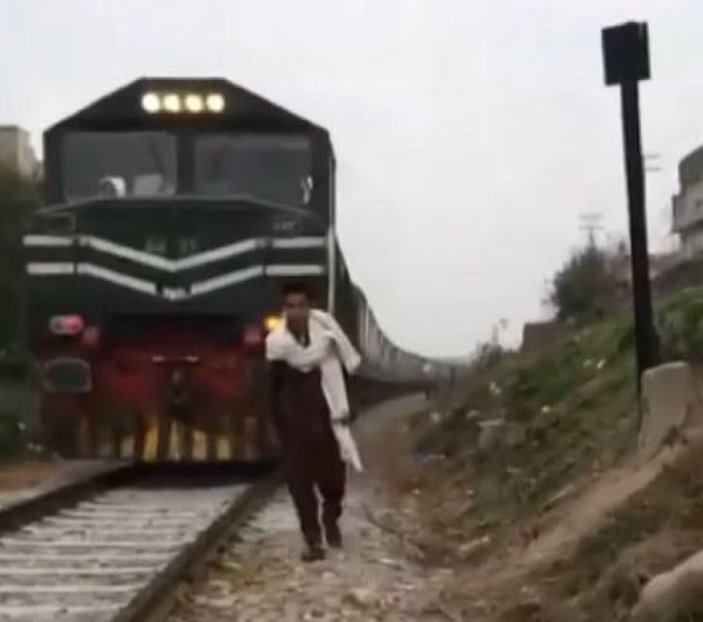 Pakistan'da TikTok videosu çekerken tren çarpan genç hayatını kaybetti -1