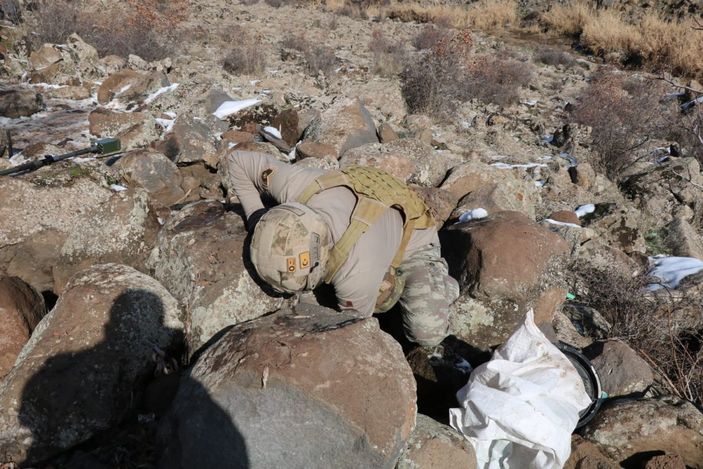 Teröristin üzerindeki kroki, toprağa gömülü mühimmatı ortaya çıkardı -4