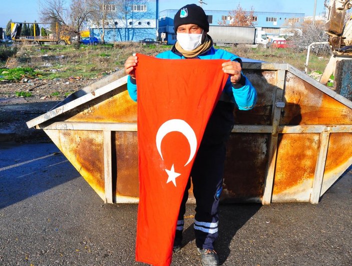 Çöpte bulduğu Türk bayrağını öpüp, çöp kamyonunun önüne astı -1