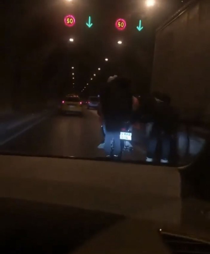Tünelde patenli gençlerin motosiklet arkasında yolculuğu  yürekleri ağıza getirdi -3