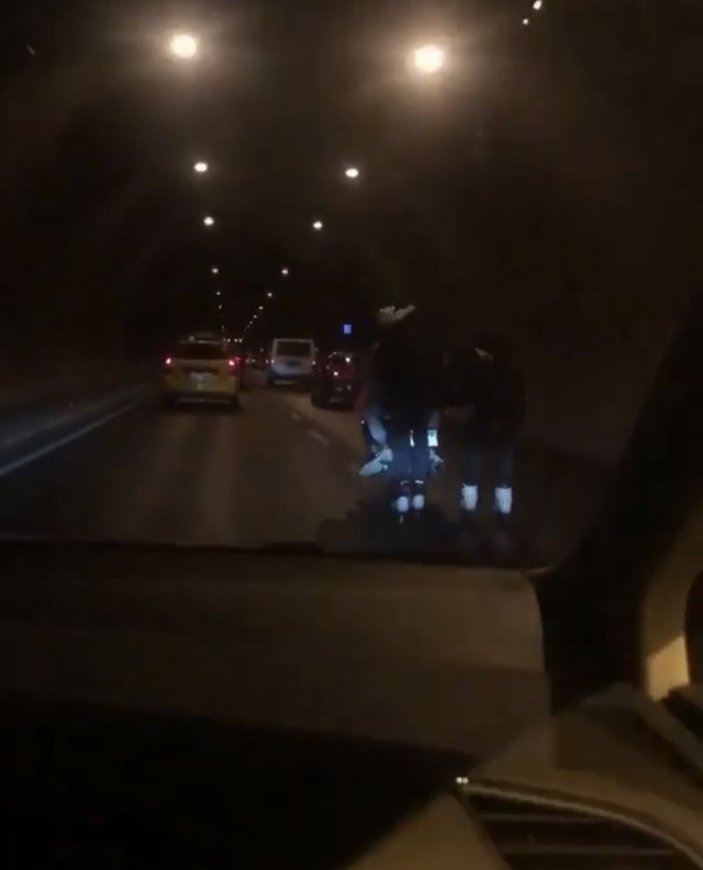 Tünelde patenli gençlerin motosiklet arkasında yolculuğu  yürekleri ağıza getirdi -4