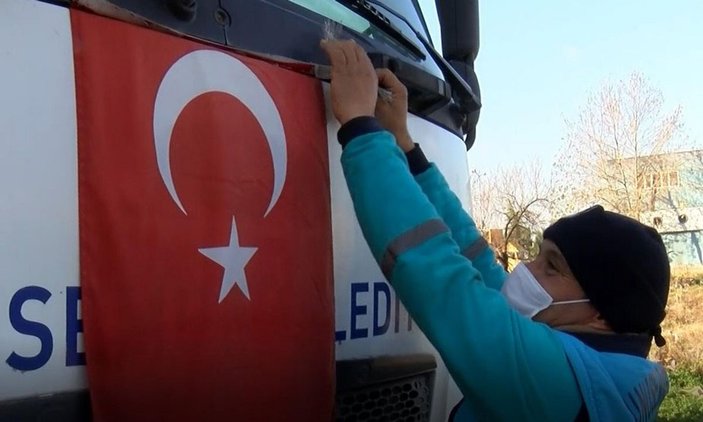 Çöpte bulduğu Türk bayrağını öpüp, çöp kamyonunun önüne astı -2