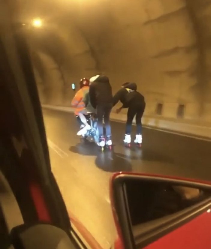 Tünelde patenli gençlerin motosiklet arkasında yolculuğu  yürekleri ağıza getirdi -1