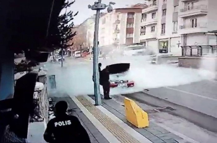 Sivas'ta yanan aracı polis söndürdü
