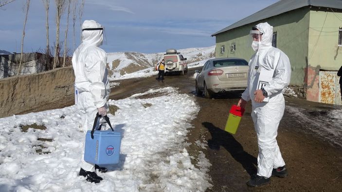 Yüksekova'da, sağlık ekipleri kar ve soğuk dinlemeden aşı yapıyor -7