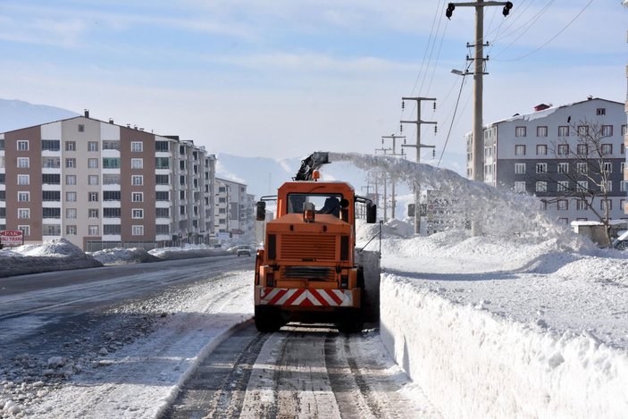 Bitlis’te 6 bin kamyon kar, kent dışına çıkarıldı -6