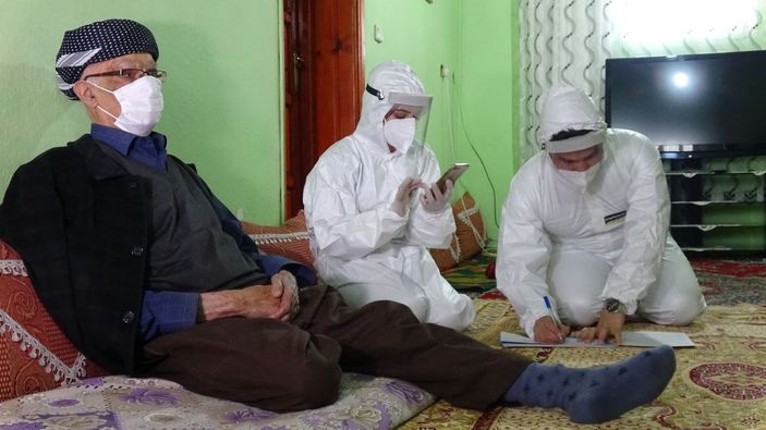 Yüksekova'da, sağlık ekipleri kar ve soğuk dinlemeden aşı yapıyor -3