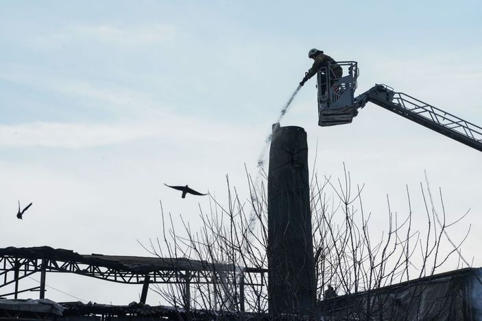 Fatih'te 2 katlı marangoz atölyesinde yangın -6