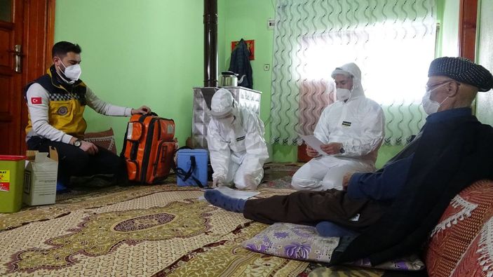 Yüksekova'da, sağlık ekipleri kar ve soğuk dinlemeden aşı yapıyor -4