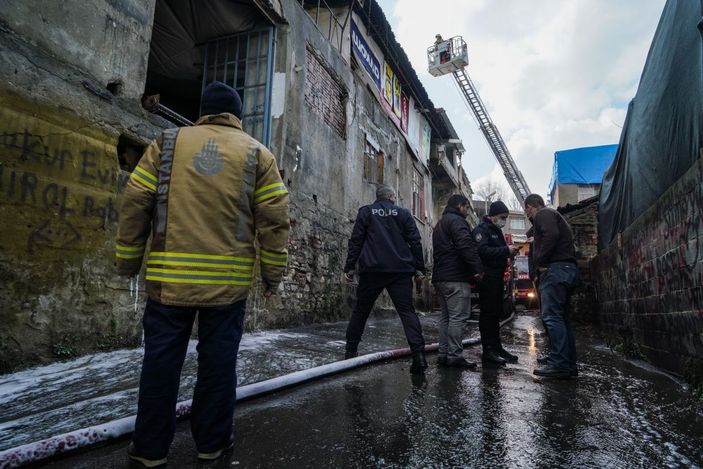Fatih'te 2 katlı marangoz atölyesinde yangın -2