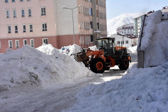 Bitlis’te 6 bin kamyon kar, kent dışına çıkarıldı -2