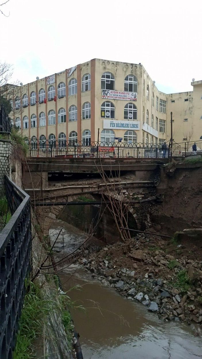Aydın'da şiddetli yağış nedeniyle derenin istinat duvarı yıkıldı -3