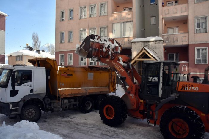 Bitlis’te 6 bin kamyon kar, kent dışına çıkarıldı -3