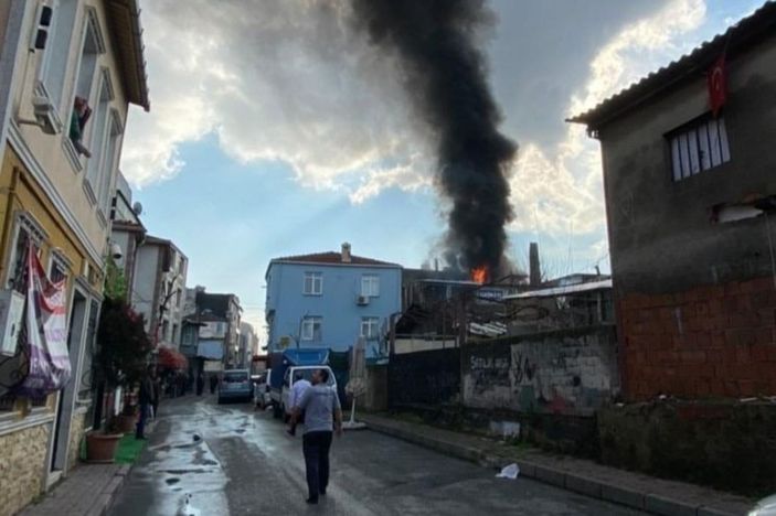 Fatih'te 2 katlı marangoz atölyesinde yangın -8