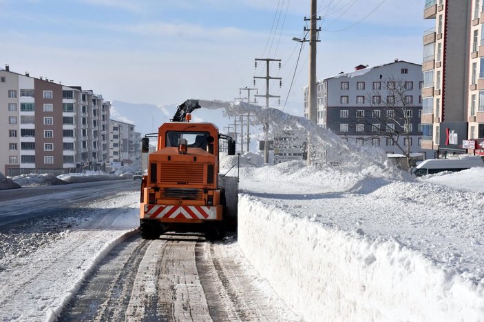 Bitlis’te 6 bin kamyon kar, kent dışına çıkarıldı -4