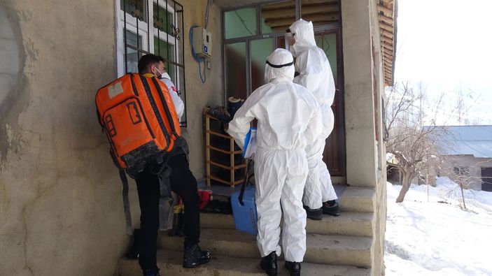 Yüksekova'da, sağlık ekipleri kar ve soğuk dinlemeden aşı yapıyor -6