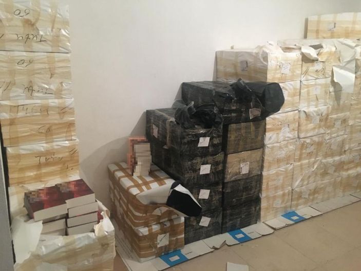 Pendik’te 11 bin 500 adet korsan kitap ele geçirildi -5