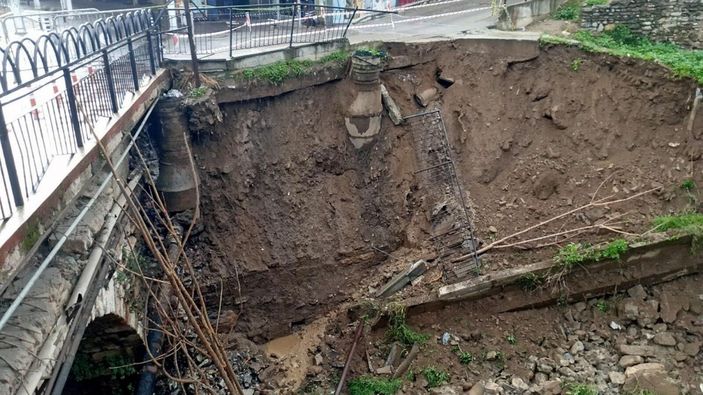 Aydın'da şiddetli yağış nedeniyle derenin istinat duvarı yıkıldı -2