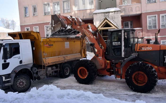 Bitlis’te 6 bin kamyon kar, kent dışına çıkarıldı -1