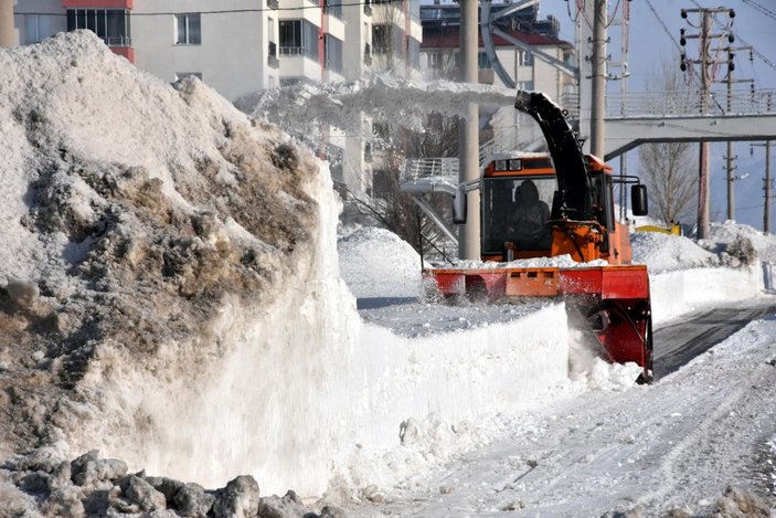 Bitlis’te 6 bin kamyon kar, kent dışına çıkarıldı -7