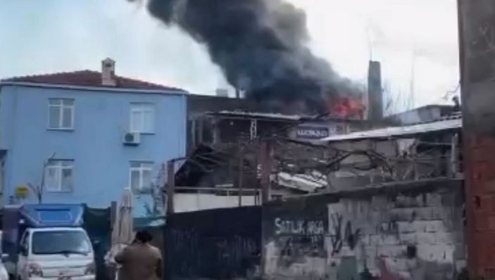 Fatih'te 2 katlı marangoz atölyesinde yangın -9