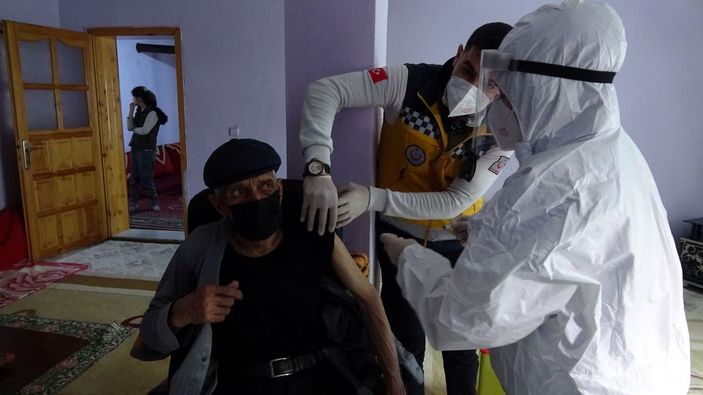 Yüksekova'da, sağlık ekipleri kar ve soğuk dinlemeden aşı yapıyor -10