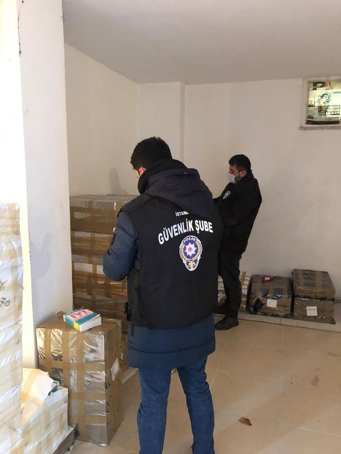 Pendik’te 11 bin 500 adet korsan kitap ele geçirildi -3