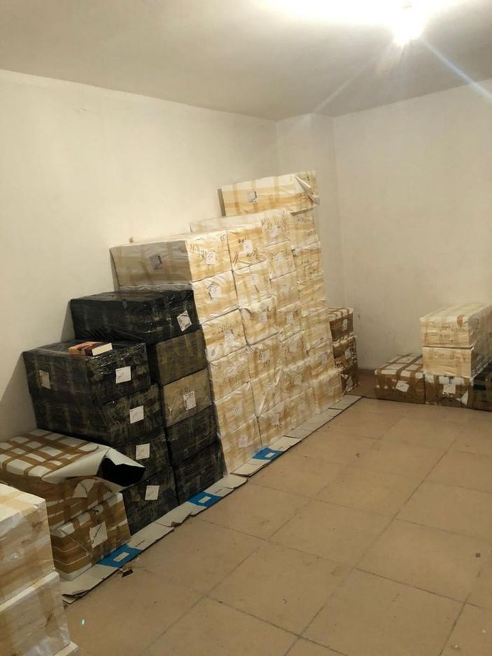 Pendik’te 11 bin 500 adet korsan kitap ele geçirildi -1