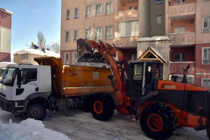 Bitlis’te 6 bin kamyon kar, kent dışına çıkarıldı -8