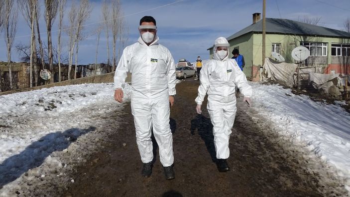 Yüksekova'da, sağlık ekipleri kar ve soğuk dinlemeden aşı yapıyor -8