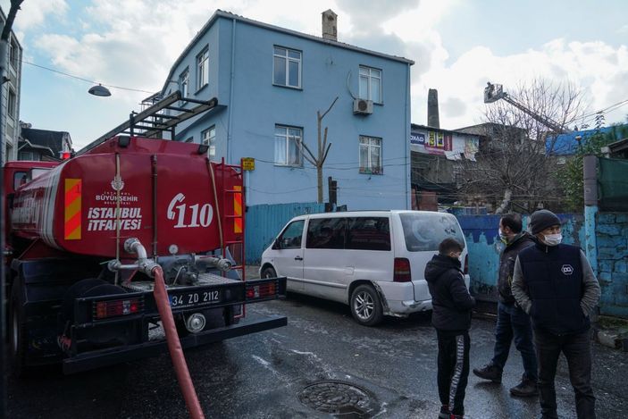 Fatih'te 2 katlı marangoz atölyesinde yangın -4