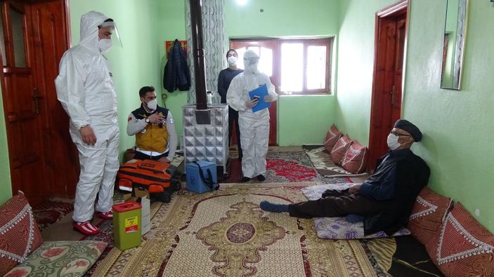 Yüksekova'da, sağlık ekipleri kar ve soğuk dinlemeden aşı yapıyor -5