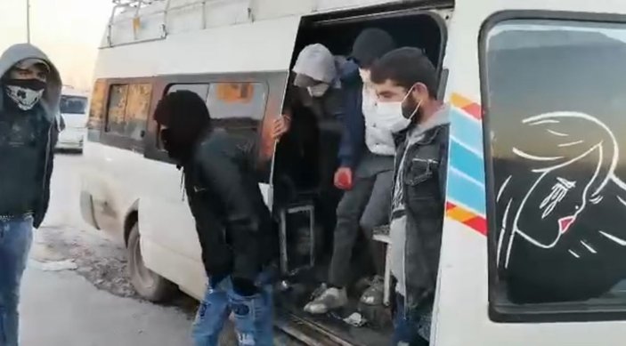 Adana'da 15 kişilik minibüsten 33 yolcu indi -1
