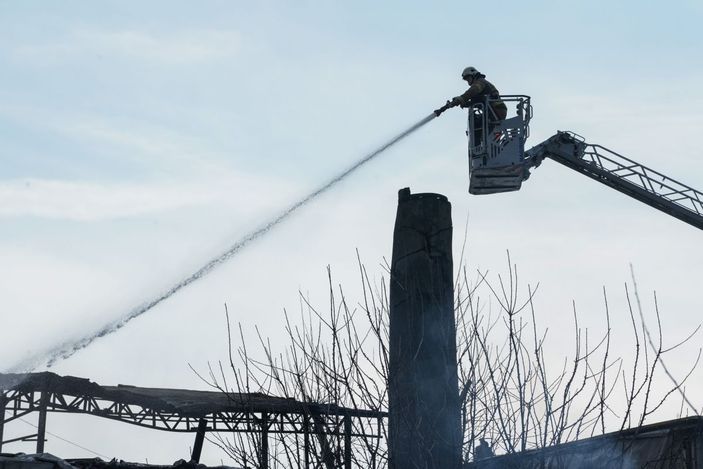 Fatih'te 2 katlı marangoz atölyesinde yangın -1