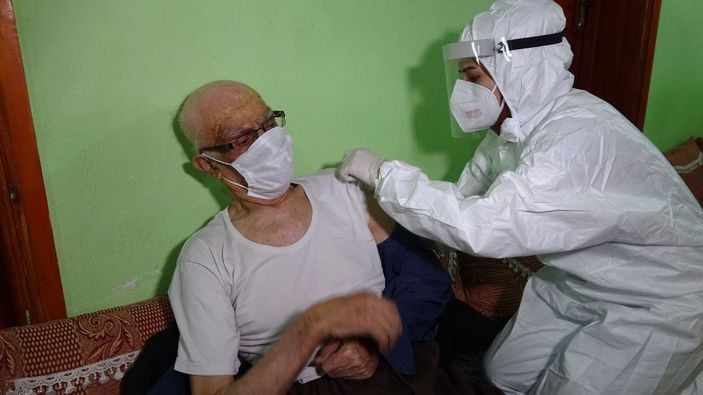 Yüksekova'da, sağlık ekipleri kar ve soğuk dinlemeden aşı yapıyor -2