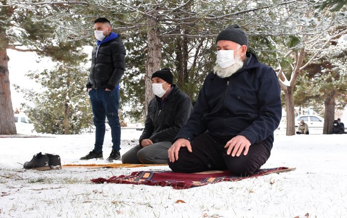 Sivas'ta kar üzerinde cuma namazı