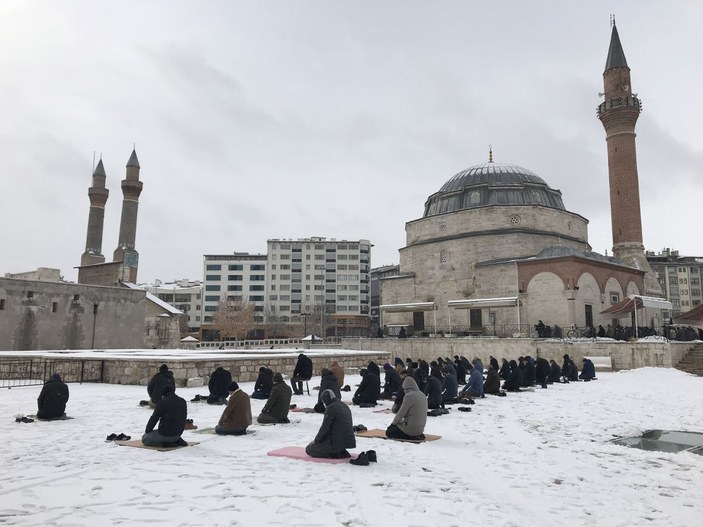 Sivas'ta kar üzerinde cuma namazı
