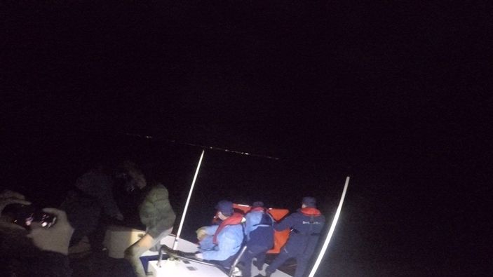 İzmir'da 48 kaçak göçmen kurtarıldı -1